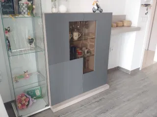 Vitrina expositora gris y cristal