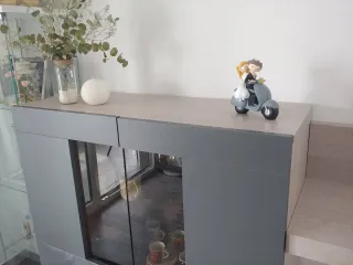 Vitrina expositora gris y cristal