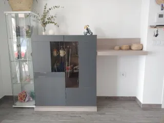 Vitrina expositora gris y cristal