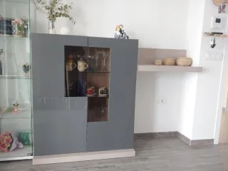 Vitrina expositora gris y cristal