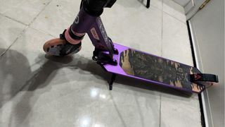 Patinete infantil morado con ruedas rosas
