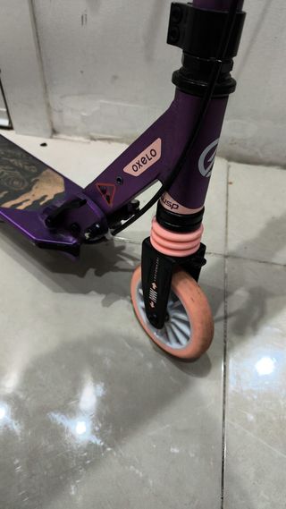 Patinete infantil morado con ruedas rosas