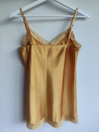 Top lencero amarillo con encaje