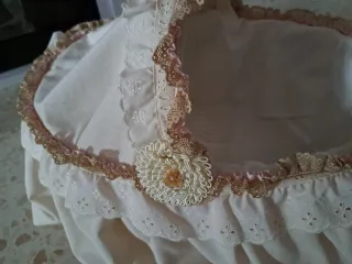 Capazo de juguete con encaje