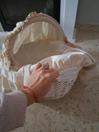 Capazo de juguete con encaje