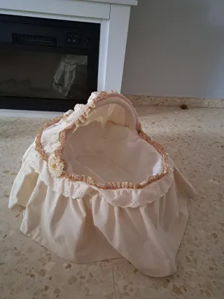 Capazo de juguete con encaje