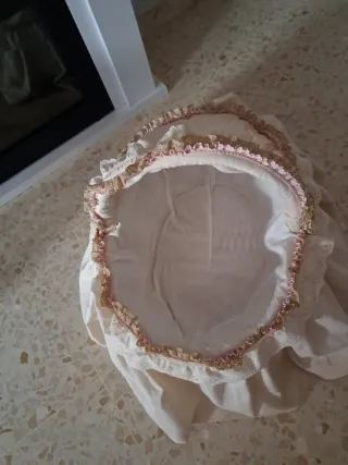 Capazo de juguete con encaje