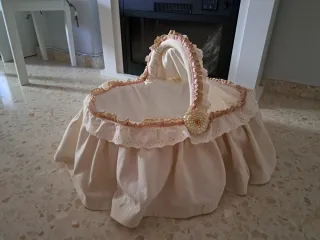 Capazo de juguete con encaje