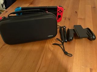 Nintendo Switch + Estuche + Mandos