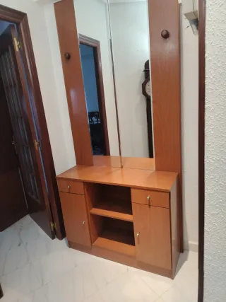 Recibidor de madera con espejo