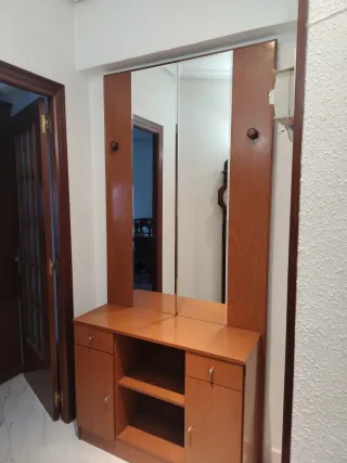 Recibidor de madera con espejo