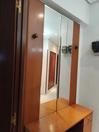 Recibidor de madera con espejo