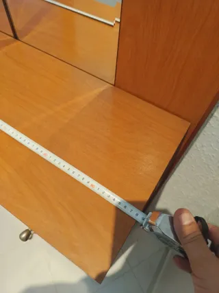 Recibidor de madera con espejo