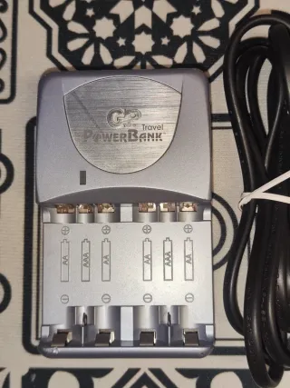 Cargador Baterías AA - AAA GP Travel Power Bank