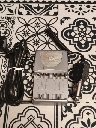 Cargador Baterías AA - AAA GP Travel Power Bank