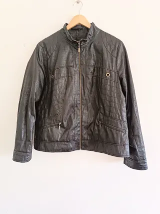 Cazadora de mujer negra