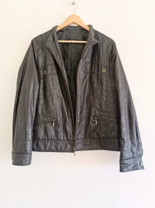 Cazadora de mujer negra