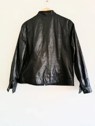 Cazadora de mujer negra