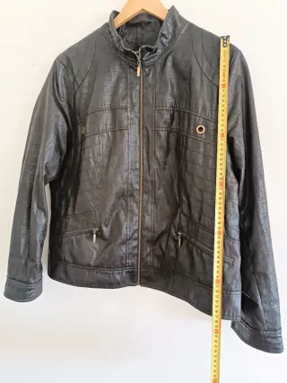 Cazadora de mujer negra