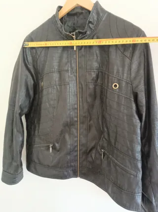 Cazadora de mujer negra