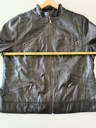 Cazadora de mujer negra