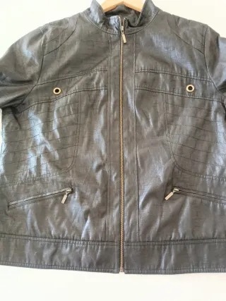 Cazadora de mujer negra