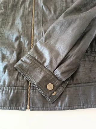 Cazadora de mujer negra