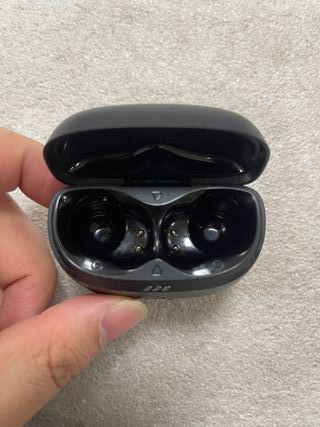 Caja de carga JBL Tune Buds 2 Negra 005