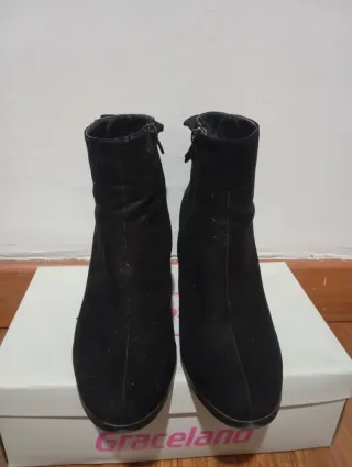 Botines negros con lazo