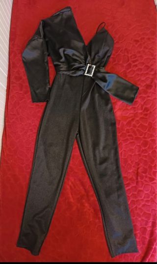 Mono elegante negro con cinturón joya