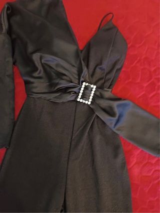 Mono elegante negro con cinturón joya