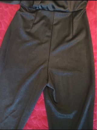 Mono elegante negro con cinturón joya