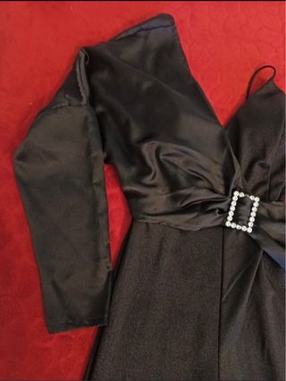 Mono elegante negro con cinturón joya