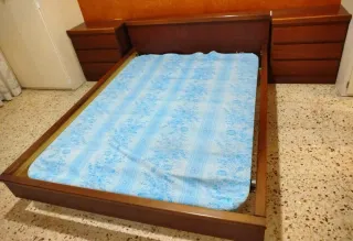 Dormitorio: Cama, 2 Mesitas y Cómoda Madera