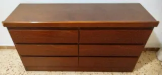 Dormitorio: Cama, 2 Mesitas y Cómoda Madera