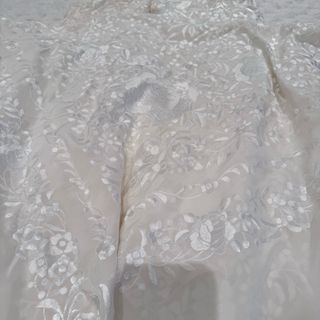 LOTE   de Mantones de seda beige y blanco...