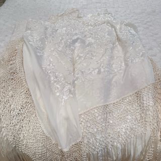 LOTE   de Mantones de seda beige y blanco...