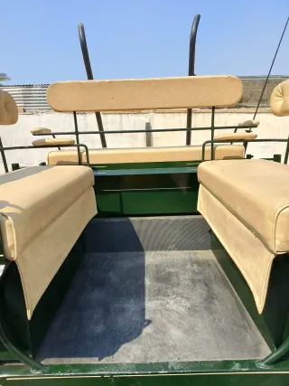 Jardinera de caballos verde y beige