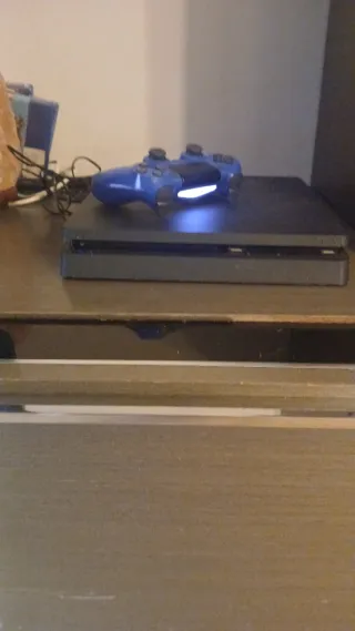 PS4 (Playstation 4) Negra + FIFA 20 y GTA 5