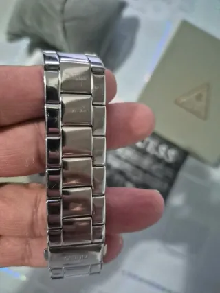 Reloj Guess Mujer Plata y Blanco