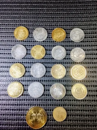 18 Medallas y Monedas Conmemorativas FNMT 2002