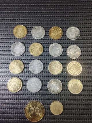 18 Medallas y Monedas Conmemorativas FNMT 2002