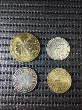 18 Medallas y Monedas Conmemorativas FNMT 2002