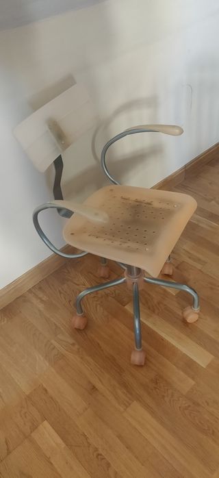 Silla de estudio beige y gris. También en verde.