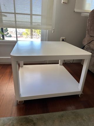 Mesa auxiliar blanca con ruedas