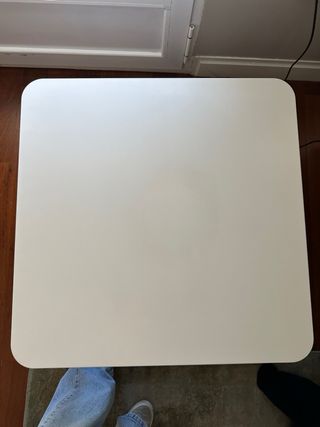 Mesa auxiliar blanca con ruedas