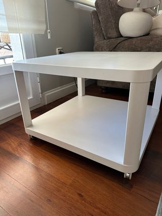 Mesa auxiliar blanca con ruedas