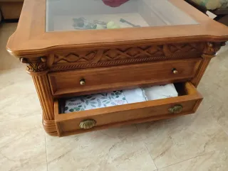 Mesa de centro de madera con cristal