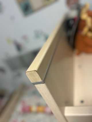 Litera infantil con armario y cajones.