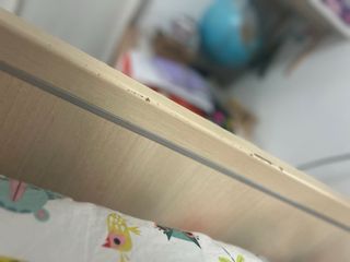 Litera infantil con armario y cajones.